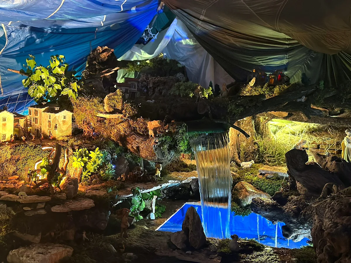 The small waterfall inside the great chestnut tree of the Presepe Montano