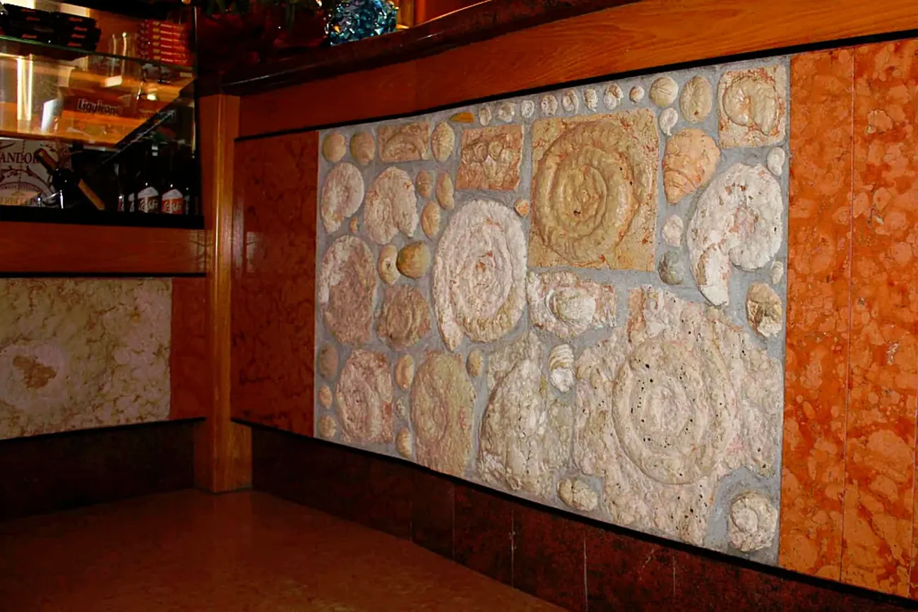 Interno del bar della trattoria con i tavolini