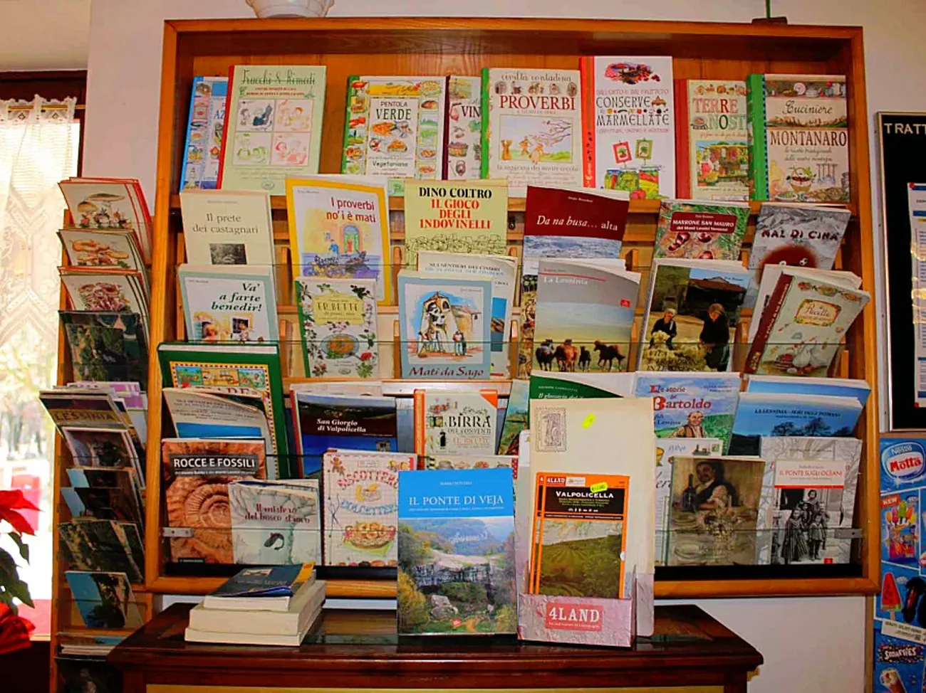 I libri sulla Lessinia in vendita al bar
