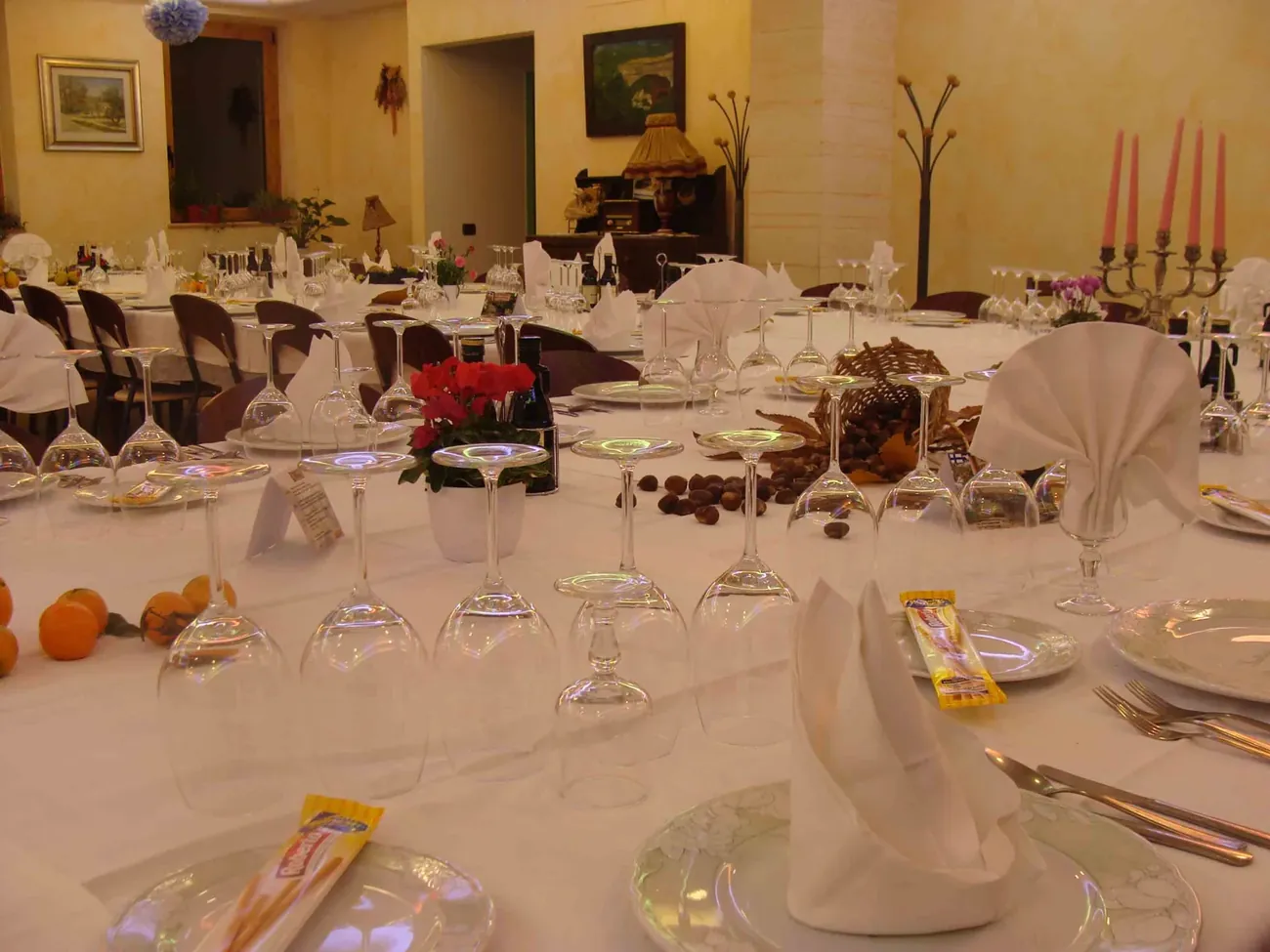 Sala allestita per una cerimonia, con candelabri e centrotavola