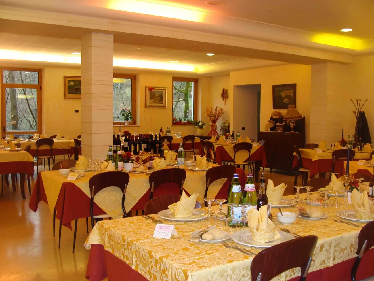 Veduta d'insieme della sala con i tavoli apparecchiati