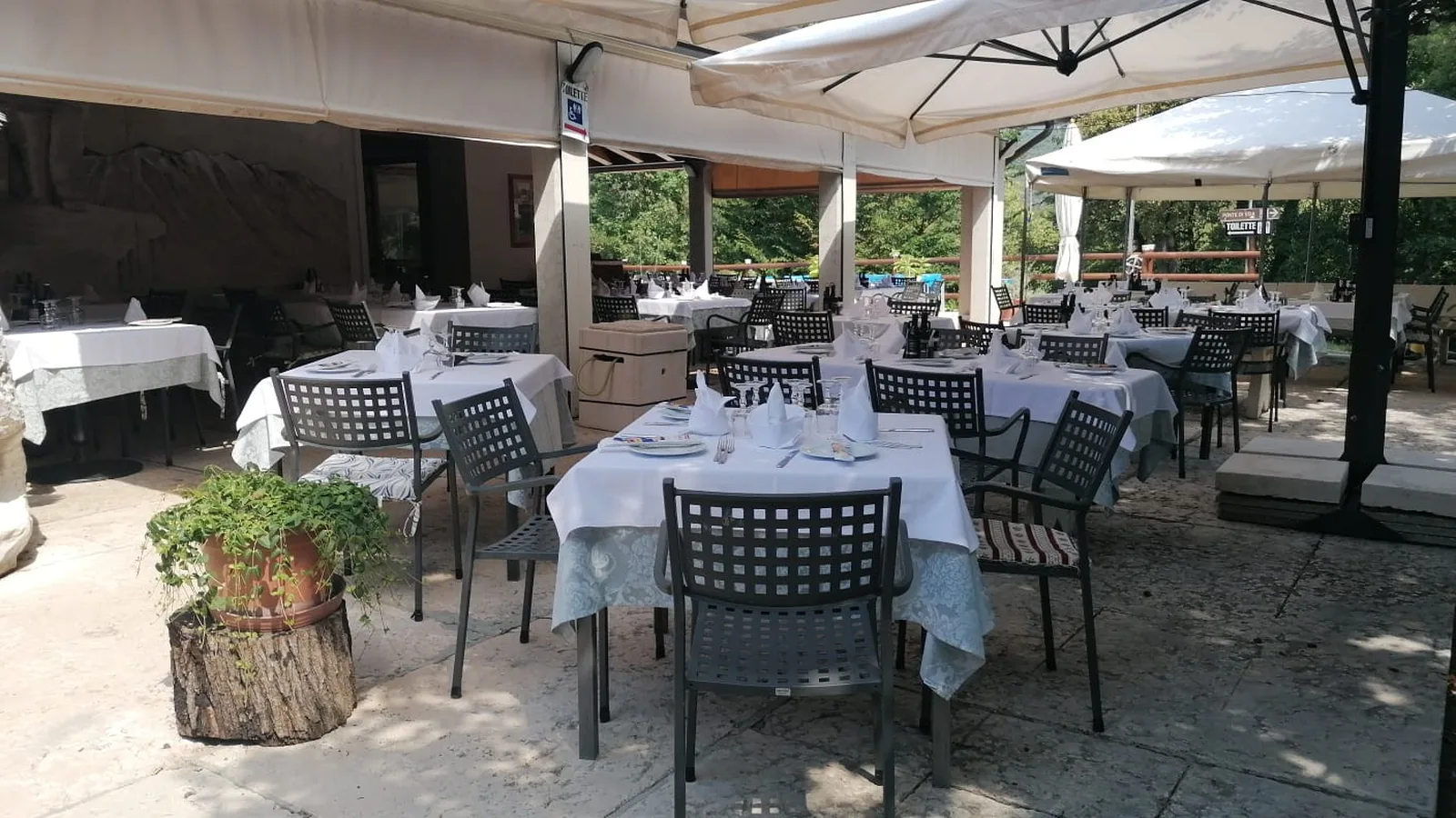 La terrazza apparecchiata per un pranzo