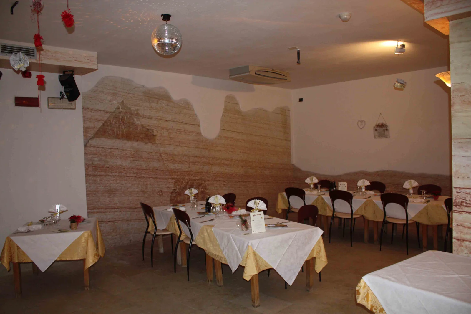 La taverna scavata nella roccia sotto la trattoria