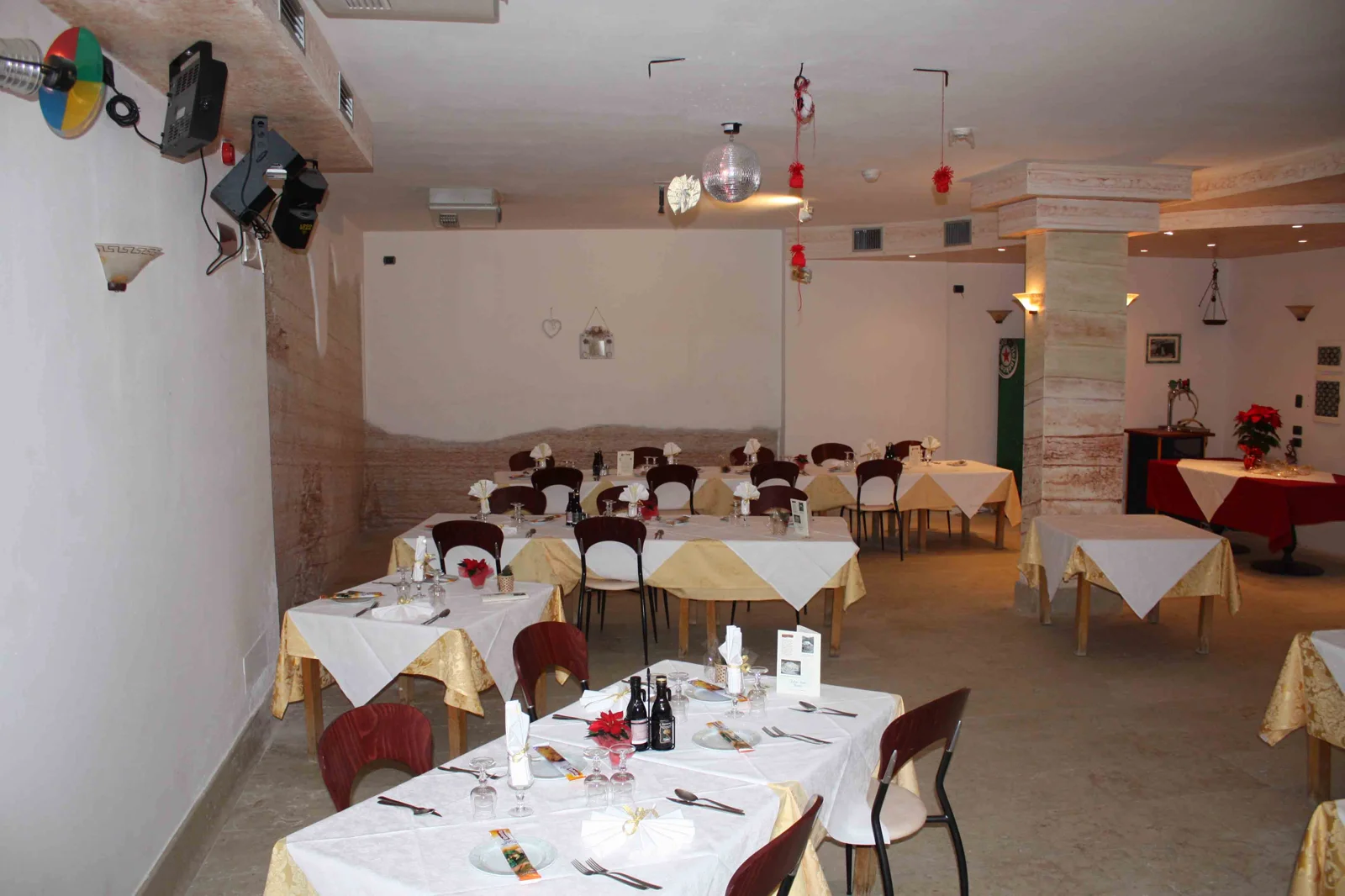 Dettaglio della roccia nella taverna