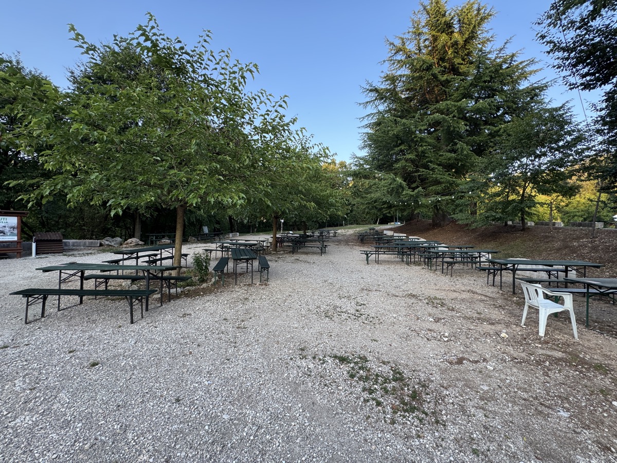 L'area self-service all'aperto della Trattoria Ponte di Veja, con i tavoli all'ombra