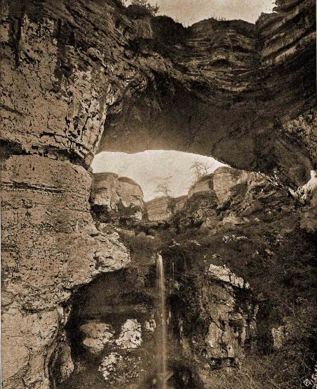 The waterfall under the Ponte di Veja