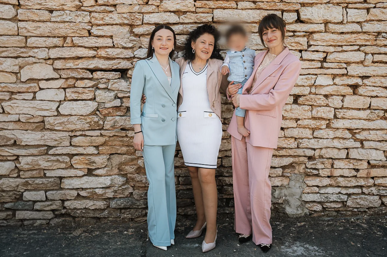 Martina and Caterina, Lorenza's daughters, together with the family