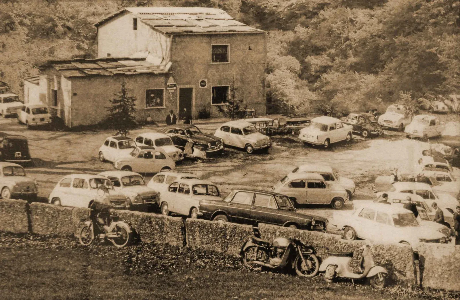 The Ponte di Veja osteria in 1965, with the yard full of vintage cars