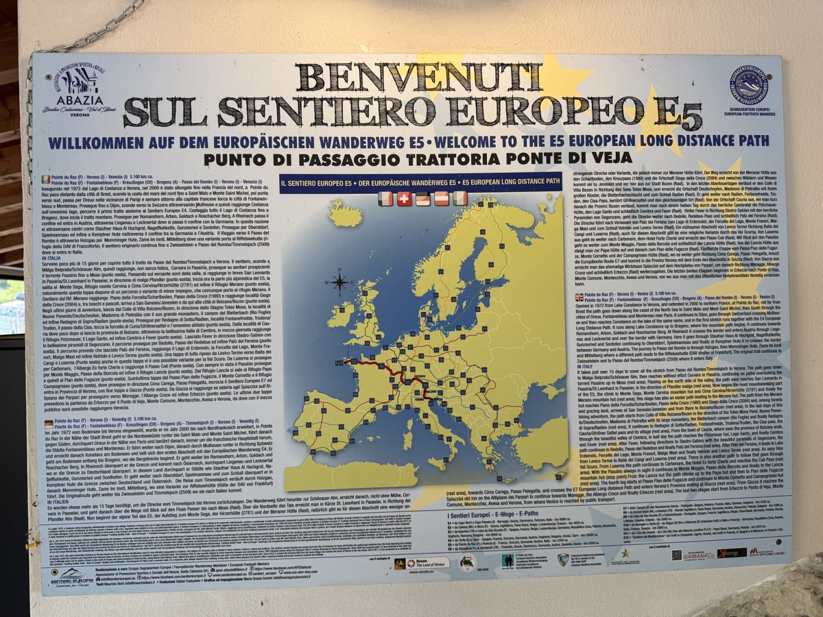 The route of the E5 European trail on a map of Europe, from Pointe du Raz to Verona