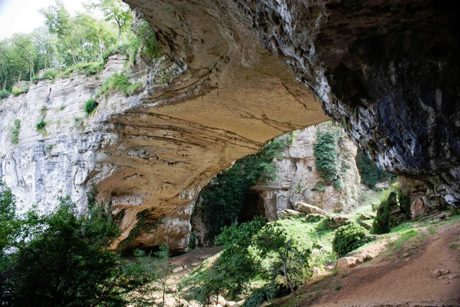 The underside of the Ponte di Veja arch, seen from below, with the caves under the arch