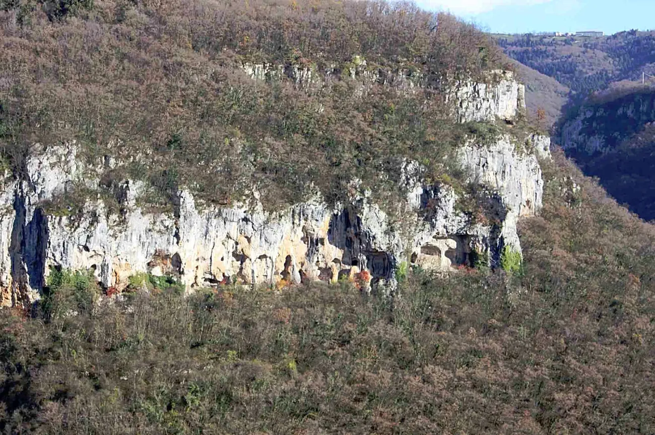 Detail of the arch's rock