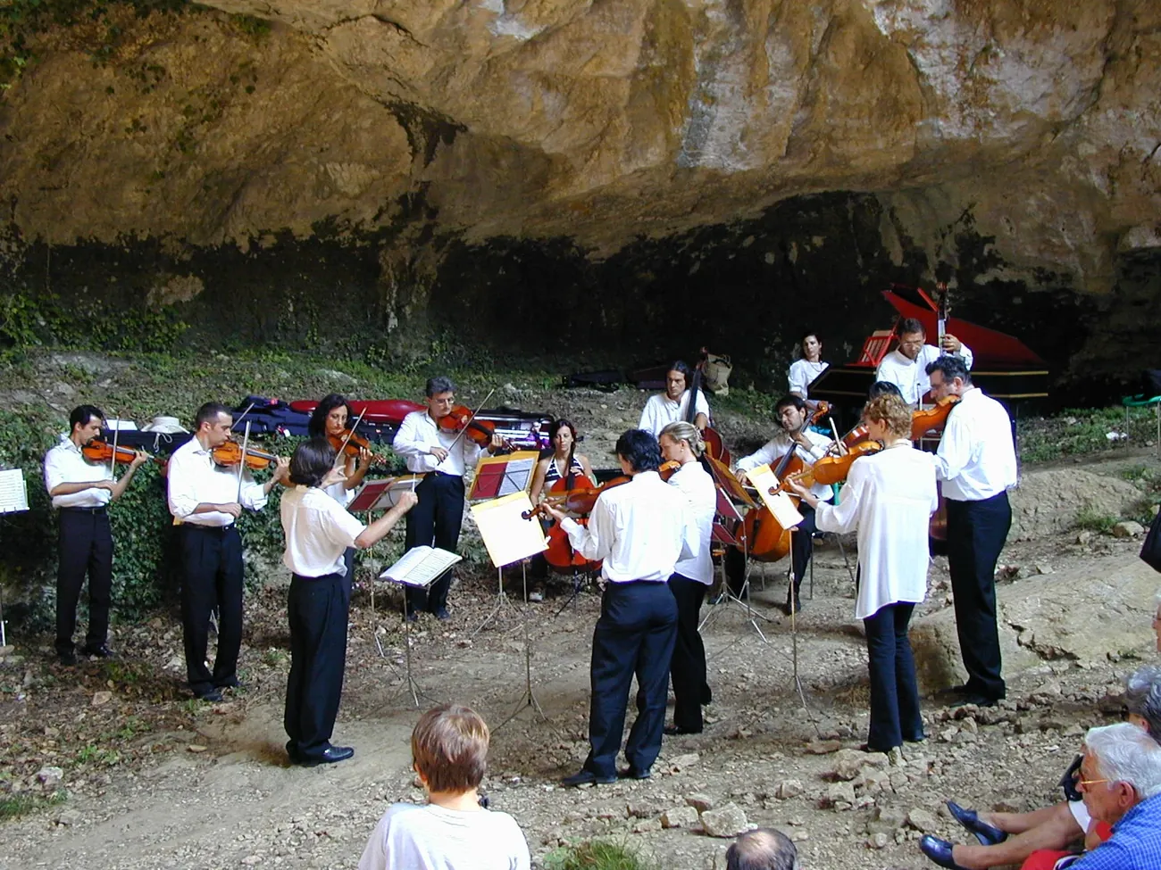 A concert under the arch of the Ponte di Veja